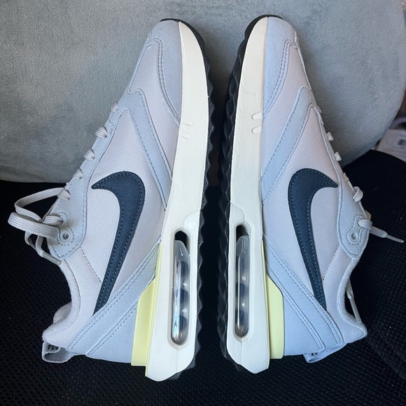 Nike Women’s Air Max Dawn size 7 - Picture 3 of 7